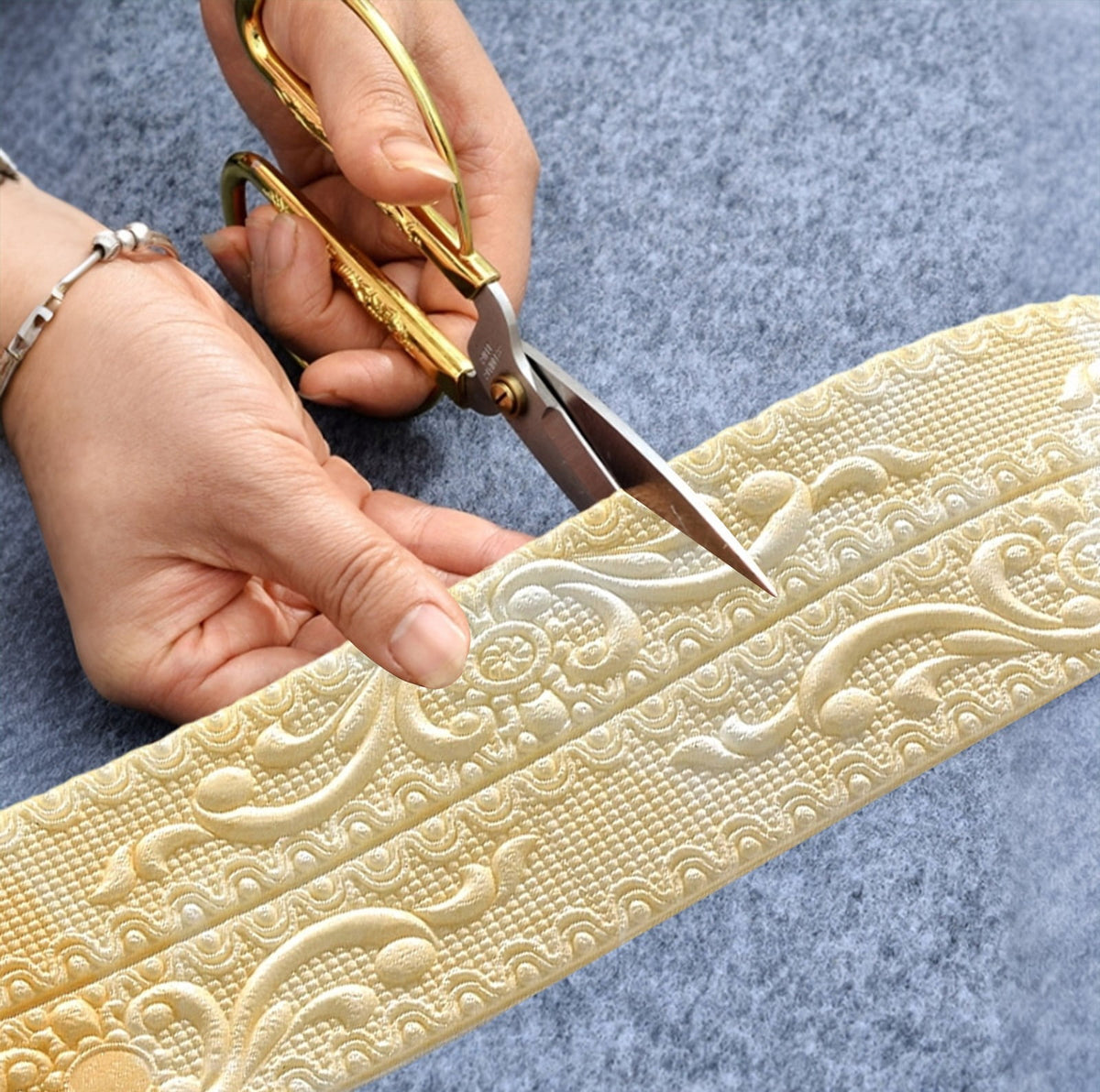 1 Roll Foam Molding Trim Peel and Stick,Flexible Molding Wallpaper Border,Self Adhesive 3D Wall Base Moulding Trim,Wall Edging Lines Foam Baseboard,Wall Base Moulding Trim,(White,90.55x3.14 in)