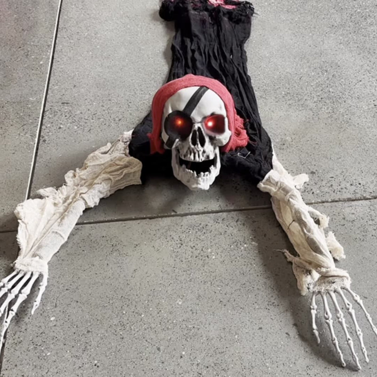 QLUEWX Halloween Skeleton Decoration with Lights and Sounds, Motion Activated Crawling Pirate Skeleton Prop, Indoor Outdoor Hanging Decor for House Yard Haunted House Halloween Party