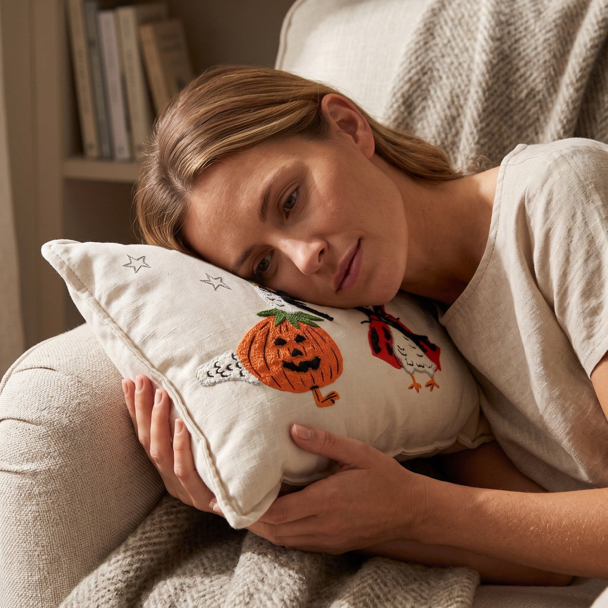 Cute Reading Ghost Plush Throw Pillow, Halloween Book & Pumpkin Bucket Ghost Stuffed Cushion, Spooky Season Decorative Pillow, for Sofa, Bedroom, Party Decor