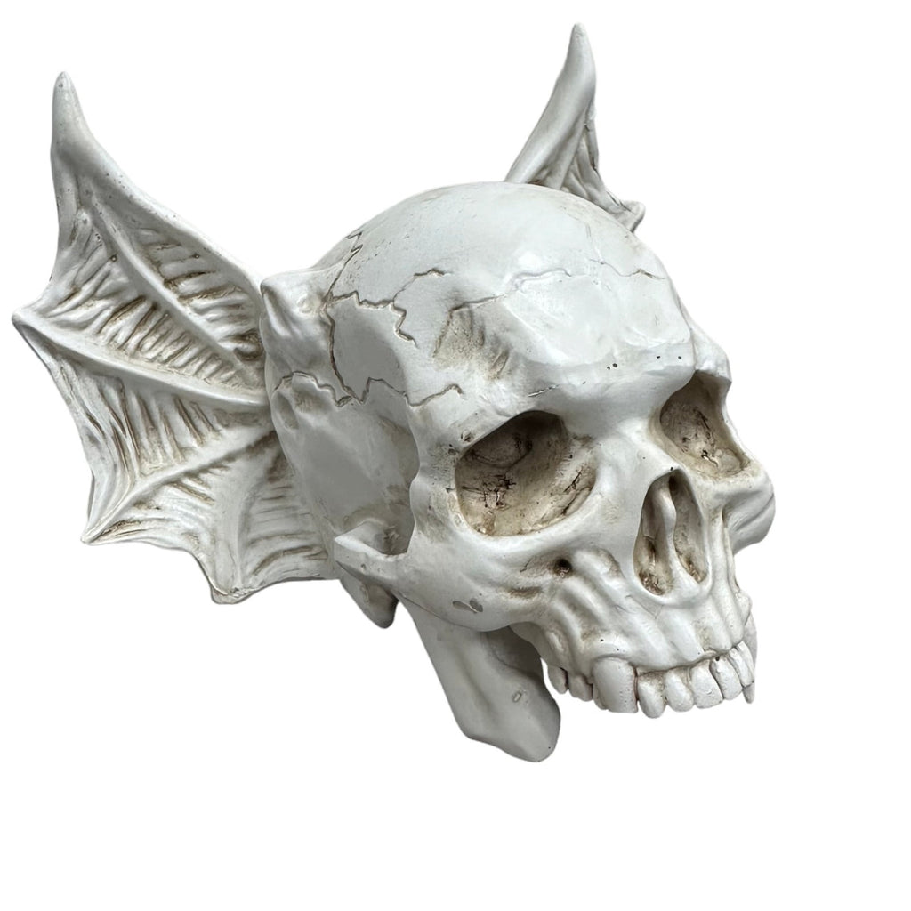 Halloween Bat-Eared Vampire Skull Decor, Gothic Resin Skeleton Figurine for Spooky Home/Party