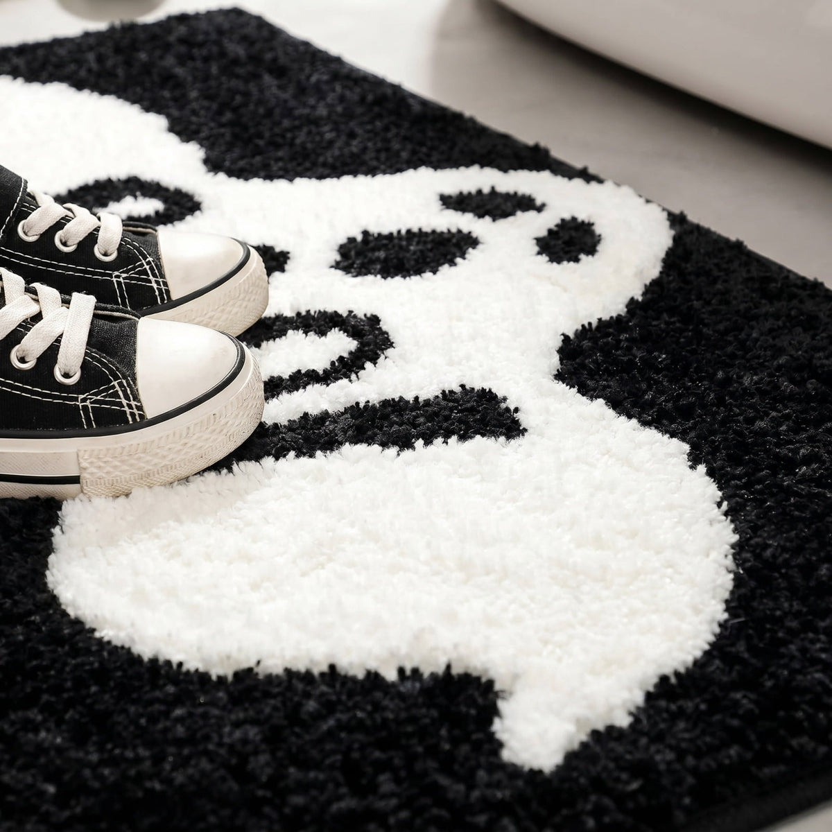 Halloween Ghost Rug, Cute Ghost Plush Floor Mat for Doorway Front Door Decor, Halloween Home Decoration Rug for Entryway Living Room Bedroom, Spooky Fall Decor Accent