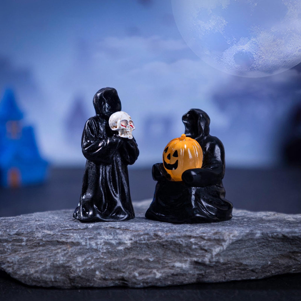 WKSCLPAI Halloween Miniatures Figures Mini Resin Figurines for Halloween Decorations, Halloween Party Favors Bag Fillers Garden Dollhouse Decor 12 Styles to Choose From, Skeleton Hugs