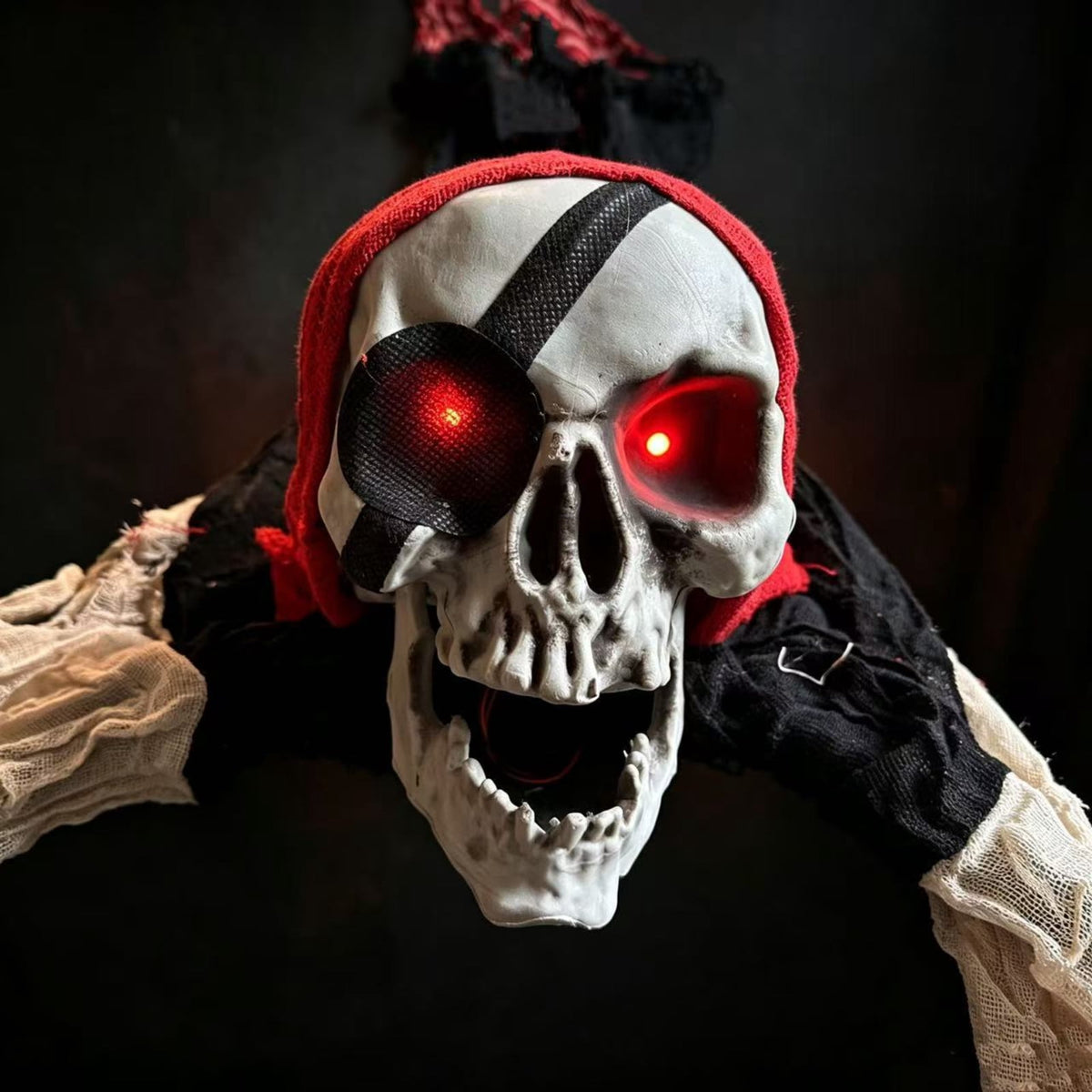 QLUEWX Halloween Skeleton Decoration with Lights and Sounds, Motion Activated Crawling Pirate Skeleton Prop, Indoor Outdoor Hanging Decor for House Yard Haunted House Halloween Party