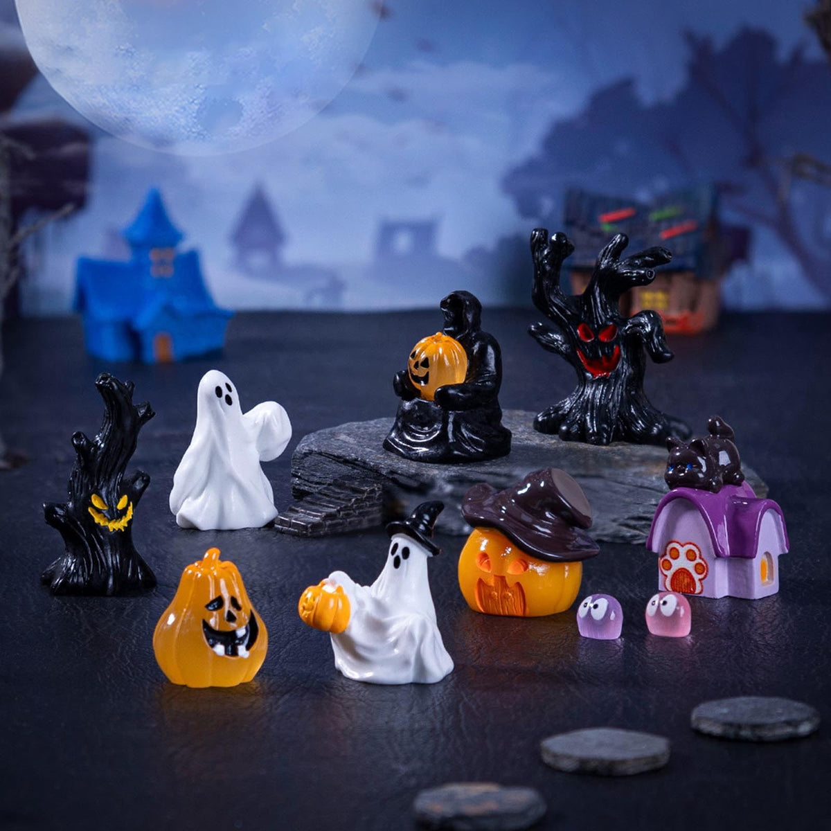 WKSCLPAI Halloween Miniatures Figures Mini Resin Figurines for Halloween Decorations, Halloween Party Favors Bag Fillers Garden Dollhouse Decor 12 Styles to Choose From, Skeleton Hugs