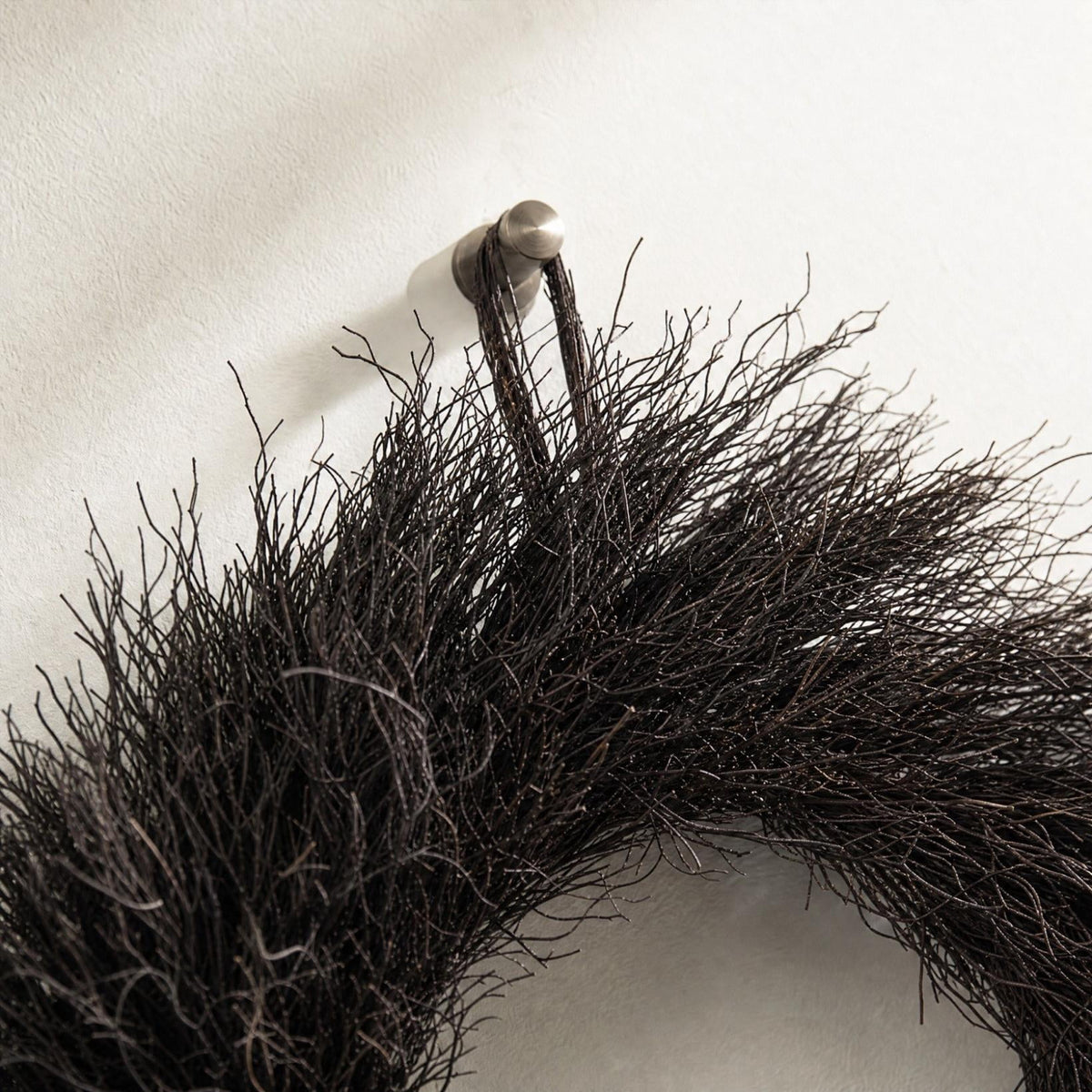 16 Inch Black Twig Halloween Wreath, Black Dead Twig Halloween Wreath, Spooky Bare Branch Garland, Gothic Seasonal Decoration, Spooky Faux Twig Garland for Front Door, Window, Wall Hanging Decor