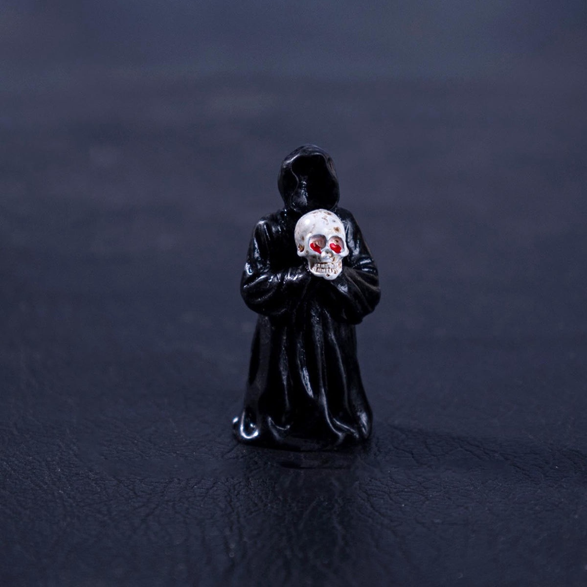 WKSCLPAI Halloween Miniatures Figures Mini Resin Figurines for Halloween Decorations, Halloween Party Favors Bag Fillers Garden Dollhouse Decor 12 Styles to Choose From, Skeleton Hugs