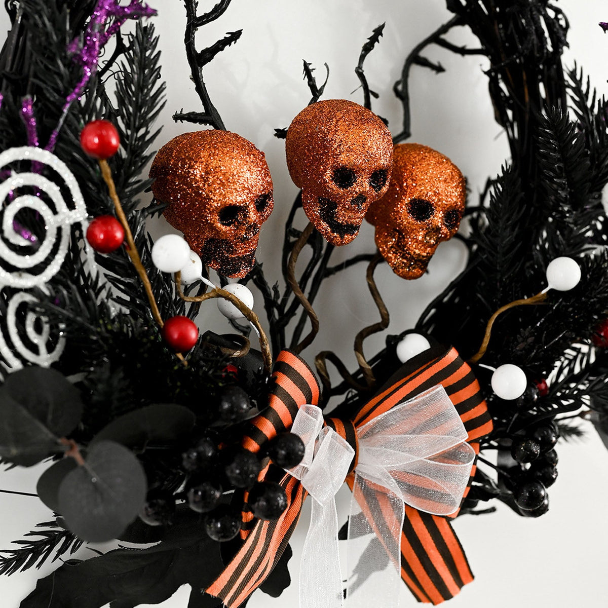 sruoe Halloween Decorations, Indoor Outdoor Halloween Decor, Artificial Wreaths, Halloween Decorations for Outside, Halloween Wreaths for Front Door, Halloween Horror Skeleton Maple Leaf Wreath