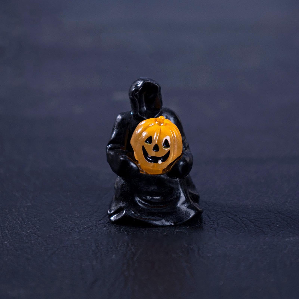 WKSCLPAI Halloween Miniatures Figures Mini Resin Figurines for Halloween Decorations, Halloween Party Favors Bag Fillers Garden Dollhouse Decor 12 Styles to Choose From, Skeleton Hugs