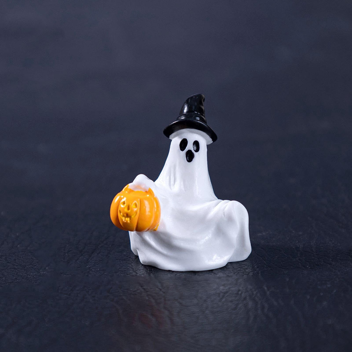 WKSCLPAI Halloween Miniatures Figures Mini Resin Figurines for Halloween Decorations, Halloween Party Favors Bag Fillers Garden Dollhouse Decor 12 Styles to Choose From, Skeleton Hugs